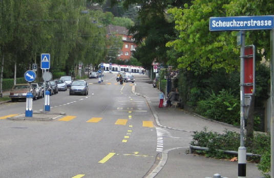 blick von der riedtlistrasse bei der ecke scheuchzerstrasse hinauf zur winterthurerstrasse beim rigiplatz mit tram nummer 10