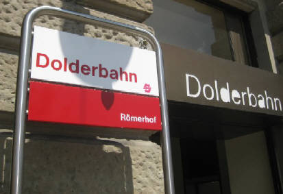 Dolderbahn Römerhof Haltestelle Tafel. Eingang zum Kiosk und zur Dolderbahn am Römerhof Zürich
