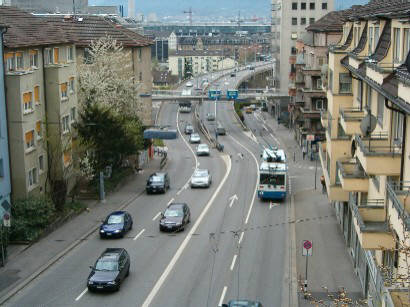 blick über die rosengartenstrasse richtung hardbrücke. rechts im bild der 32er bus. VBZ Züri-Linie. Trolley Bus. Buslinie 32 Zürich.