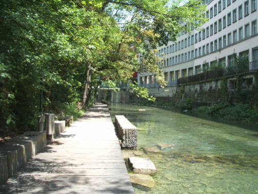 Der Schanzengraben in Zürich verläuft parallel zur Löwenstrasse und zur Gessnerallee. Er führt von der Gessnerbrücke Nàhe Löwenplatz bis zum Zürichsee beim Baur au Lac und war einst Teil der alten Befestigungsanlage der Stadt Zürich.
