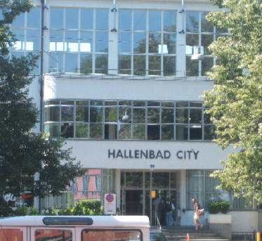Hallenbad City Zürich. Zwischen Sihlstrasse, Gessnerallee, Löwenstrasse, Sihlporte. Zentral gelegen. Hat ein 50-Meter-Schwimmbecken. Baujahr 1941.Architektonisch interessantes Gebäude im Herzen von Zürich.