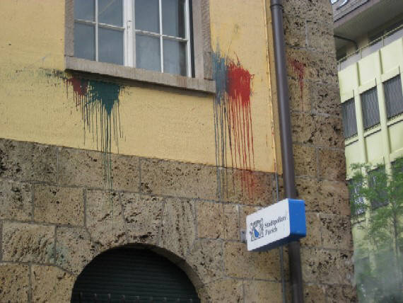 Stadtpolizei Zrich. Regionalwache Wiedikon nach dem Farbanschlag vom 4. Juli 2009. Police station city district 3 on Zurlinden Street after the attack with color bombs that occurred the night of July 4, 2009. The attack was massive and left the police station full of color. The Zurich Cantonal Bank branch just across the street suffered major damage to its armored glass windows, as did a nearby UBS Union Bank of Switzerland branch office on Birmensdorfer Street as well as the Zurich headquarters of the Swiss Security Company SECURITAS on West Street.