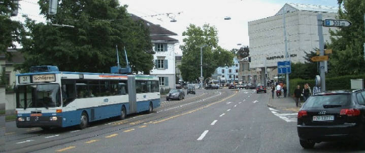 VBZ Bus 31er fährt auf dem Seilergraben, vom Kunsthaus her kommend Richtung Central und Schlieren. Rechts das Kunsthaus Zürich. Zürcher Kunsthaus