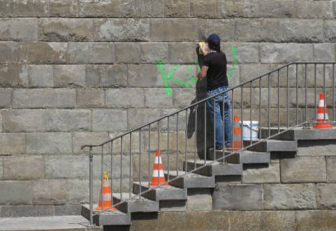 graffitientfernung in zürich, hier am seilergraben. graffiti removal in zurich switzerland. anti-graffiti stadt zürich.