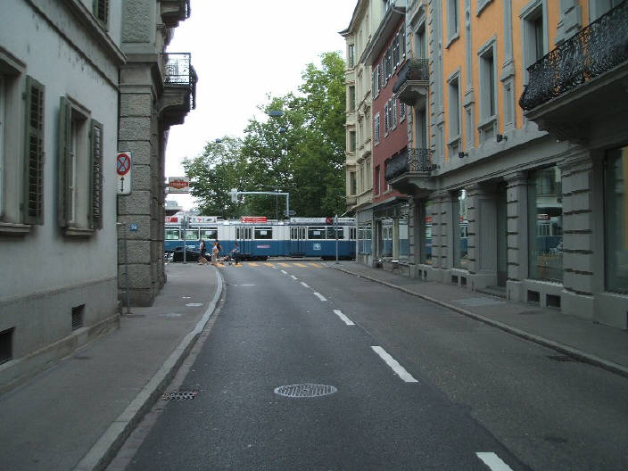 selnaustrasse zürich fotos 2er tram vbz züri linie auf sihlstrasse fahrend. hinter dem traum die gessnerallee. tramlinie 2. modell mirage.