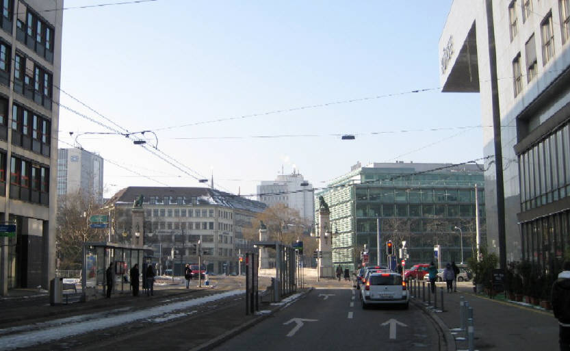 Tramhaltestelle Bahnhof Selnau. Blick zum Tamedia Hauptquartier, rechts die Neue Börse Selnau Zürich