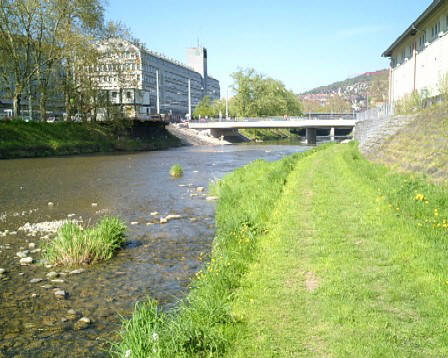 Blick auf die Gessnerbrücke und die alte Sihlpost in Zürich. Rechts im Bild das Theater an der Sihl.