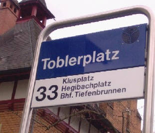 Bushaltestelle Toblerplatz. 33er Bus. VBZ Züri-Linie Buslinie 33 Richtung Klusplatz Hegibachplatz, Bhf. Tiefenbrunnen.