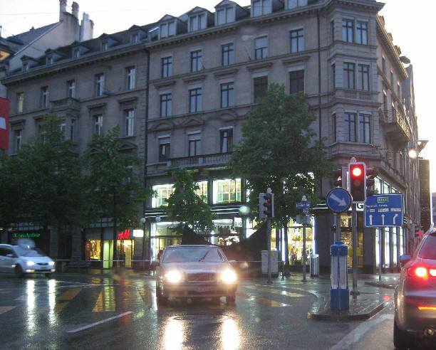 BAHNHOFSTRASSE URANIASTRASSE ZÜRICH SCHWEIZ Switzerland's main shopping street is Bahnhofstrasse in Zurich