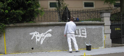 anti-graffiti maler beim übermalen von graffitis anti-graffiti zürich schweiz. graffiti buffing in zurich switzerland