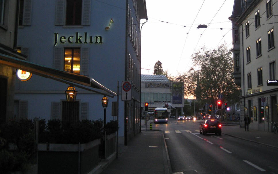 zeltweg zürich in der abenddämmerung mit blick auf den heimplatz, das kunsthaus zürich und das musikhaus JECKLIN
