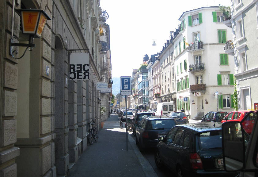 Rotwandstrasse Zürich Aussersihl mit Blick zur Müllerstrasse, dann Bäckerstrasse, dann Stauffacherstrasse und hinten der Uetliberg . RecRec Vinyl Shop