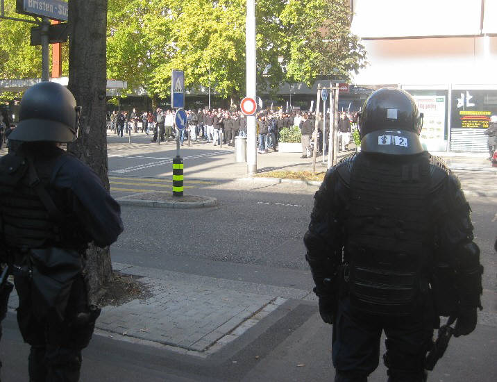die schwarzen hooligans der stadtpolizei zrich am bahnhof altstetten. aufmarsch gegen fans des FC basel am 22. oktober 2011