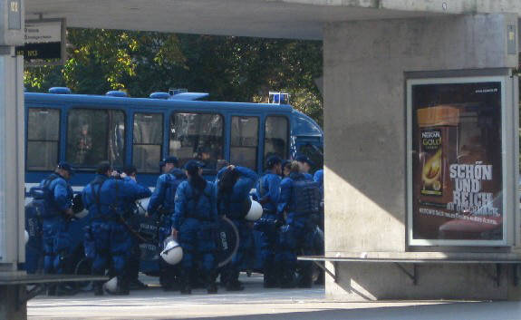 zurich switzerland anti-riot police troops 2011. stadtpolizei zrich kampftruppen bahnhof altstetten 22. oktober 2011