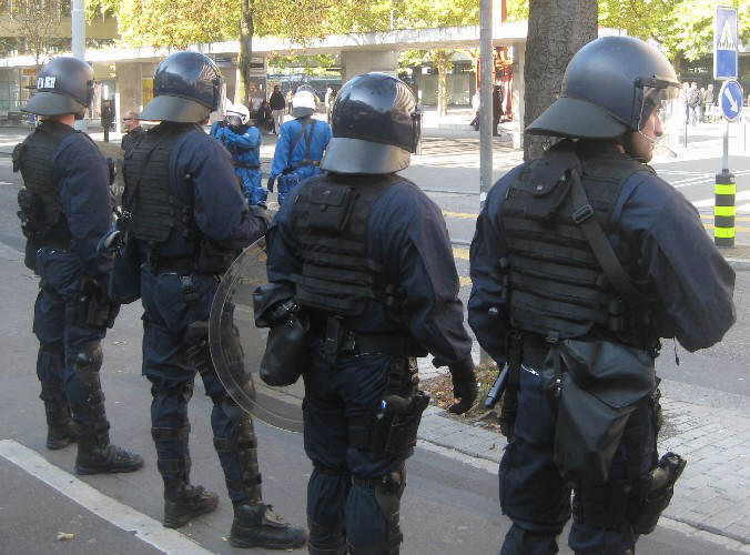 stadtpolizei zrich uniformierte hooligans am showdown beim bahnhof altstetten am 22. oktober 2011 vor dem fussballspiel FC zrich gegen FC basel