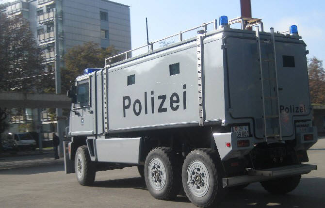 stadtpolizei zrich rstet fr den krieg gegen die bevlkerung. zurich switzerland riot police prepare for war against the population