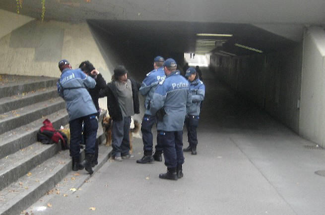 Stadtpolizei Zrich belstigt Jugendliche. Zurich Switezrland metro police hassle youths