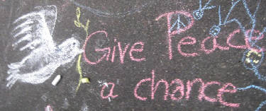 GIVE PEACE A CHANGE. Streetart Kreidezeichnung in Zrich