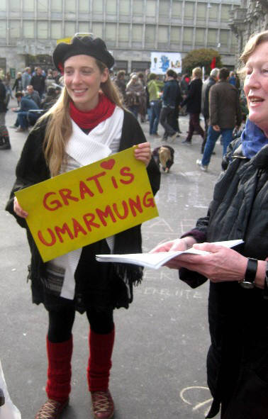 GRATIS UMARMUNG in Zrich. Free Hugs in Zurich Switzerland