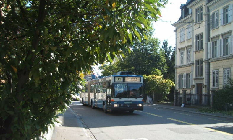 VBZ Bus 33 Richtung Morgental auf der Bergstrasse Zürich