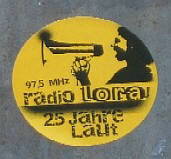 radio lora 97,5 mhz. 25 jahre laut. kleber. zürich aussersihl beim bgz stauffacherstrasse