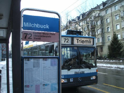72er bus vbz zri-linie an der haltestelle milchbuck zrich. buslinie 72 zrich
