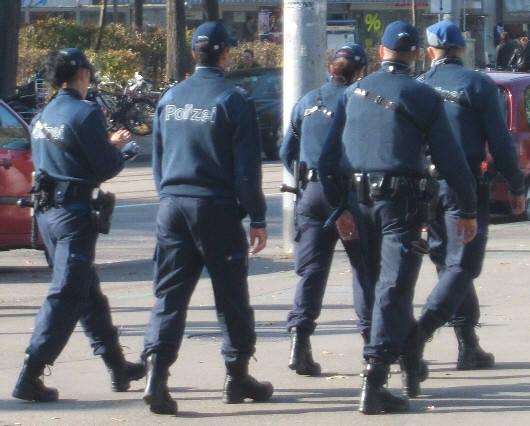 Stadtpolizei Zürich auf Patroille am Helvetiaplatz Zürich. 