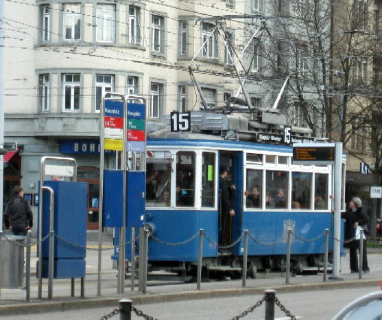 OLDTIMER TRAM NR. 15 IN ZRICH. Historisches 15er Tram an der Tramhaltestelle Kreuzplatz Zrich