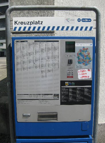 zerstrter VBZ-Billetautomat am Kreuzplatz in Zrich im August 2010. 55 solcher Automaten wurden von Aufstndischen zerstrt