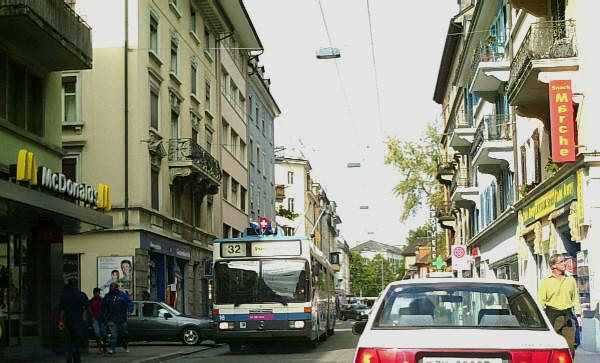 32er Bus VBZ Zri-Linie Langstrasse Kreis 5 Zrich-West. Links das McDonald's Restaurant Langstrasse 8005 Zrich.