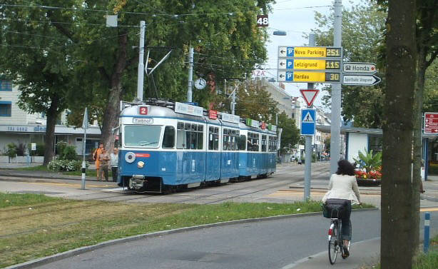 13er Tram VBZ-Zri Linie am Letzigrund in Fahrrichtung Farbhof. Tramlinie 13 Zrich Tramhaltestelle Letzigrund