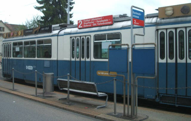 2er Tram. VBZ Zri-Linie. Das Tram hlt gerade an der Tramhaltestelle Bachmattstrasse an der Badenerstrase in Zrich-Altstetten Nhe Lindenplatz unf fhrt Richtung Farbhof. VBZ Zri Linie Tram Nummer 2. Modell Mirage.
