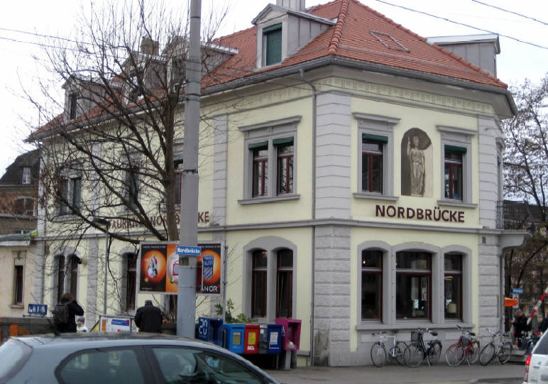 Cafe Bar Nordbrcke, Dammstrasse 58, 8037 Zrich Wipkingen. Im ehemaligen Bahnhofsgebude Wipkingen. Das Haus ist basld 120  Jahre alt.