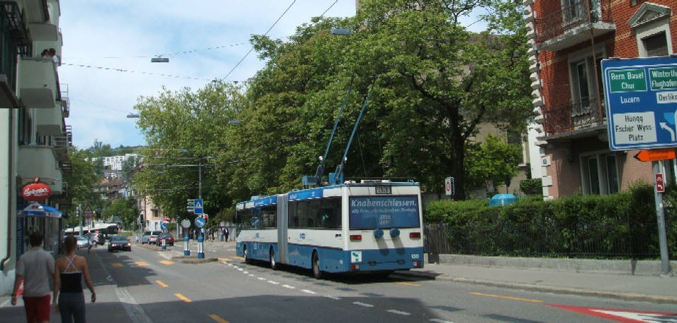 33er Bus Nordstrasse Zrich Wipkingen fhrt Richtung Rosengartenstrassse. VBZ Zri-Linie Busllinie 33