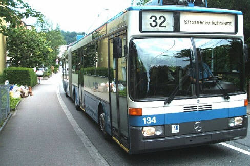 32er Bus VBZ Züri-Linie. Der Bus Nr. 32 fährt hier auf der Rötelstrasse vom Bucheggplatz Richtung Limmatplatz mit Endstation Strasenverkehrsamt. Zürichs Buslinien.