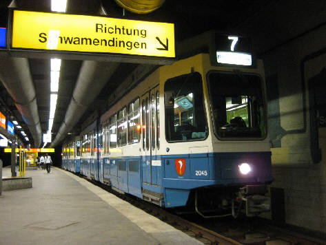 7er Tram VBZ Züri-Linie Richtung Schwamendiongen in der Tramstation Schörlistrasse Zürich