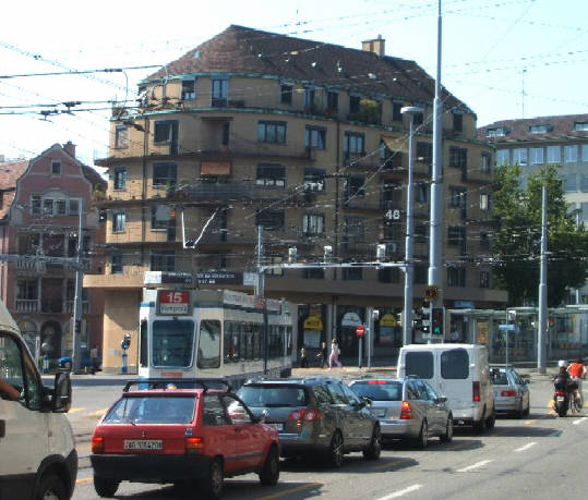15er tram verlässt tramhaltestelle schaffhauserplatz zürich in richtung central. baureihe tram 2000. VBZ Züri-Linie. Züri-Tram. Tramlinie 15. Streetcars of Zurich Switzerland.