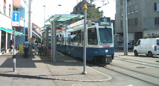 11er tram an der tramhaltestelle schaffhauserplatz zürich-unterstrass. tramlinie 11. modell tram 2000. VBZ Züri-Tram.