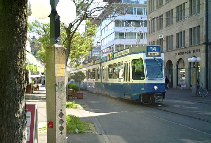 14er tram VBZ Züri-Linie. Tram Numemr 14, Modell Tram 200, verlässt Tramhaltestelle Stauffacher in Richtung Tiremli.. Recths im Bild St. Jakob Confiserie