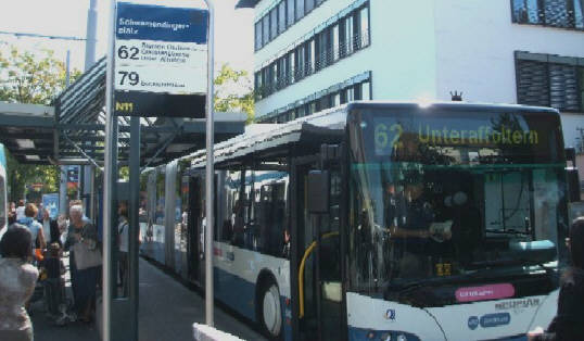 62er Bus VBZ Züri-Linie Bus 62 am Schwamendignerplatz Richtung Unteraffoltern. bushaltestelle Schwamendignerplatz Zürich Schwamendignen Kreis 12. Buslinie 62 und 79